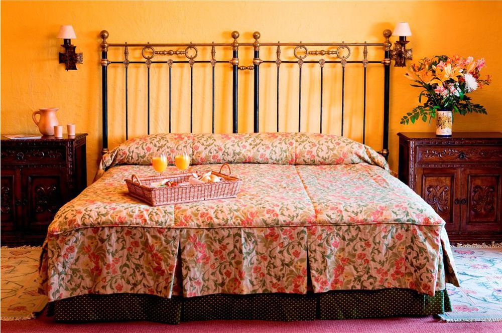 Hotel Santa Cruz Plaza Exterior photo A bed