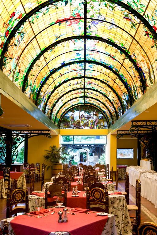 Hotel Santa Cruz Plaza Exterior photo The restaurant's interior