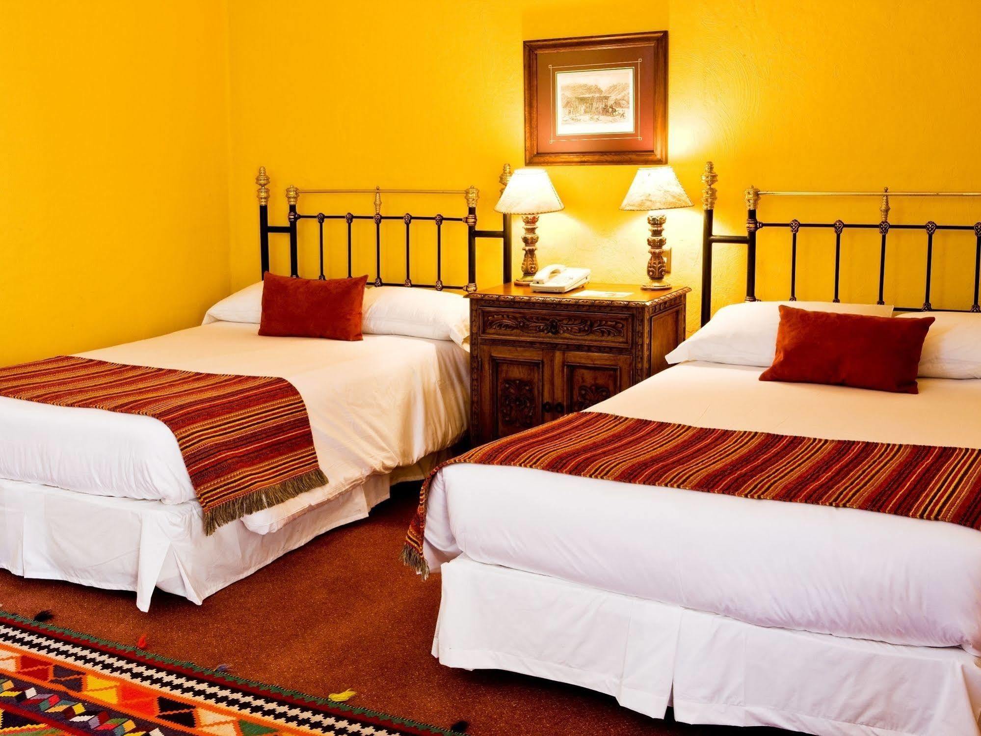 Hotel Santa Cruz Plaza Exterior photo A guest room at the Hotel El Mesón